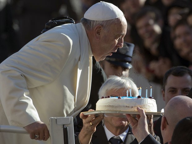 Papa ganha bolo para comemorar aniversário de 79 anos