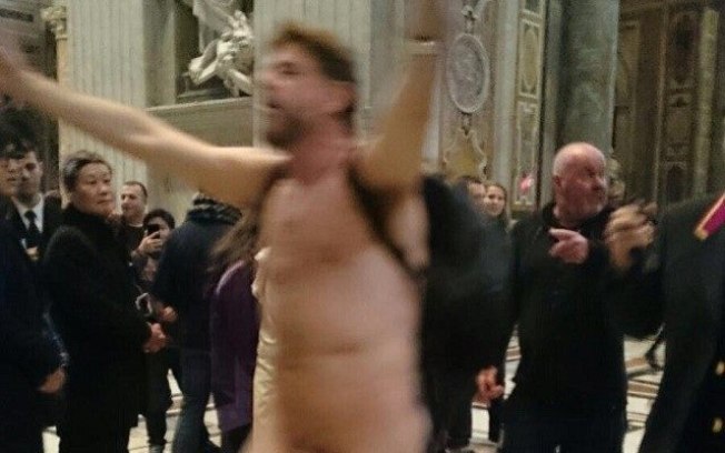 Brasileiro surta no Vaticano e tira roupa dentro da Basílica de São Pedro