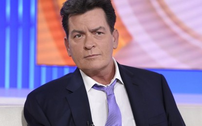 Após revelar HIV, Charlie Sheen suspende remédios