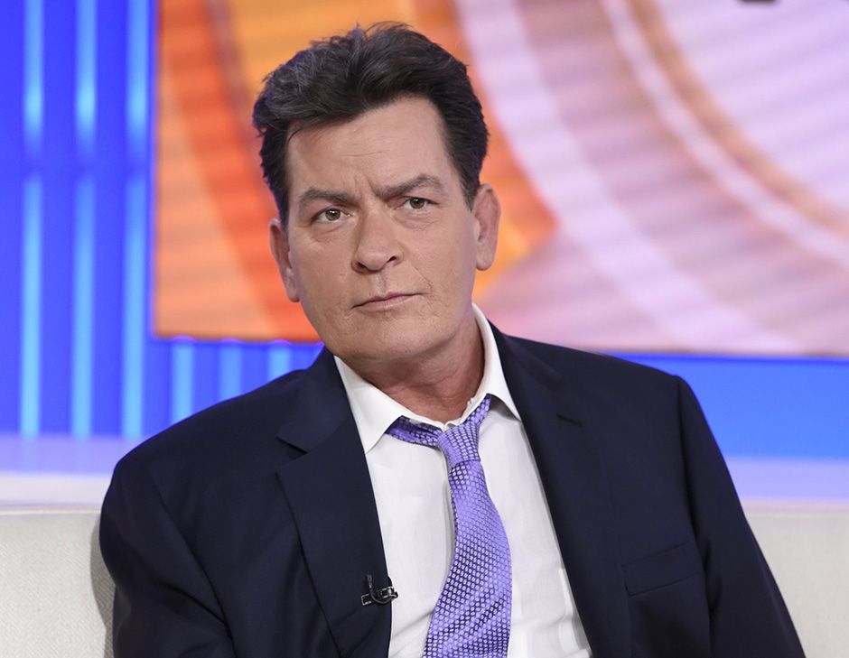 Após revelar HIV, Charlie Sheen suspende remédios