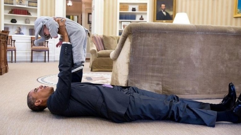 Foto do presidente dos Estados Unidos brincando com uma criança gerou mais de 1 milhão de visualizações no Facebook