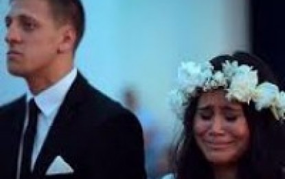 VEJA VÍDEO –    EXTRAORDINÁRIO: Noiva chora em dança tribal feita pelo noivo e se junta à apresentação