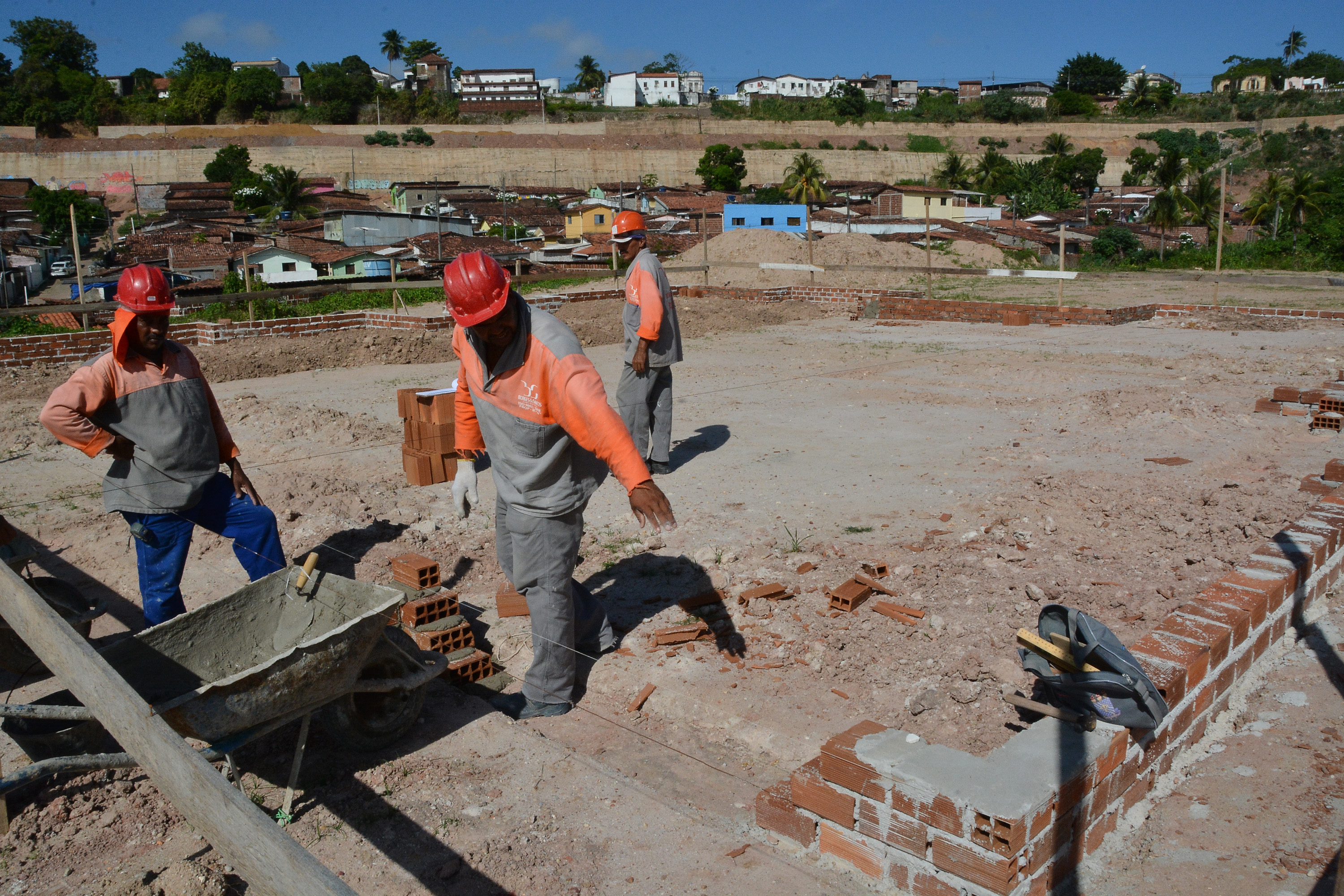 Prefeitura inicia obras que vão retirar 736 famílias de áreas de risco de duas comunidades da Capital