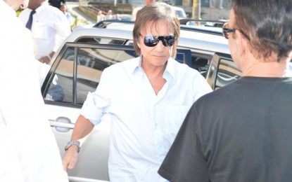 Roberto Carlos confessa que já recebeu fotos de fãs nuas, mas garante que nunca retribuiu