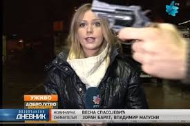 VEJA VÍDEO – Um homem colocou um revólver na frente de uma repórter que estava falando ao vivo na televisão