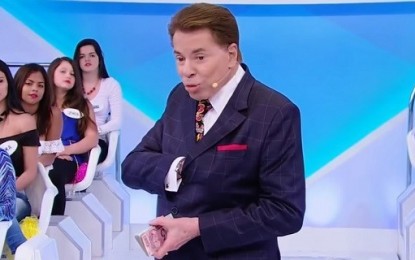 VEJA VÍDEO: Silvio Santos cai no palco ao vivo, mas não perde bom humor