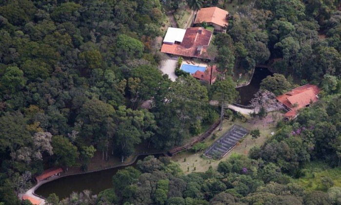 POLÊMICA: Drones sobrevoando o sítio de Lula em Atibaia e ele fica irritado pois, local “não é dele