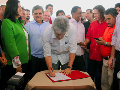 Ordem para pavimentação de avenida é assinada por Ricardo com presenças de Galdino e Vené