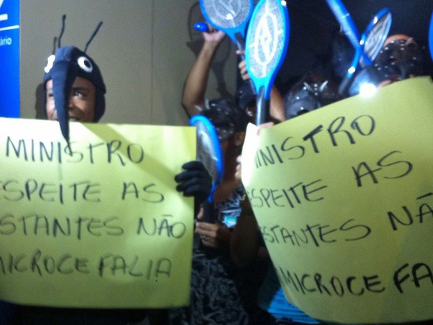 Ministro da Saúde é recebido com ‘chuva de Aedes’ em protesto durante votação para liderança do PMDB