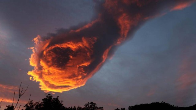 Foto de nuvens que parecem uma “bola de fogo” no céu está chamando a atenção na internet