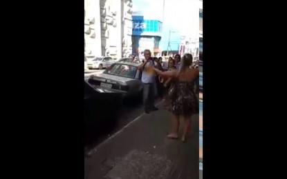 VEJA VÍDEO: Eleitora descontente faz cena com Toinho do Sopão no meio da rua