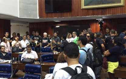 TENSÃO: Servidores ocupam Assembléia; presidente manda desligar ar e proíbe entrada de água e comida