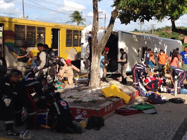 Acidente entre trem e ônibus de Santa Rita tem pelo menos três mortos e dezenas de feridos; veja vídeo