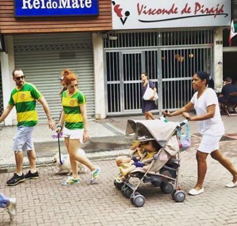 Babá de foto polêmica em manifestação contra Dilma defende uso de uniforme