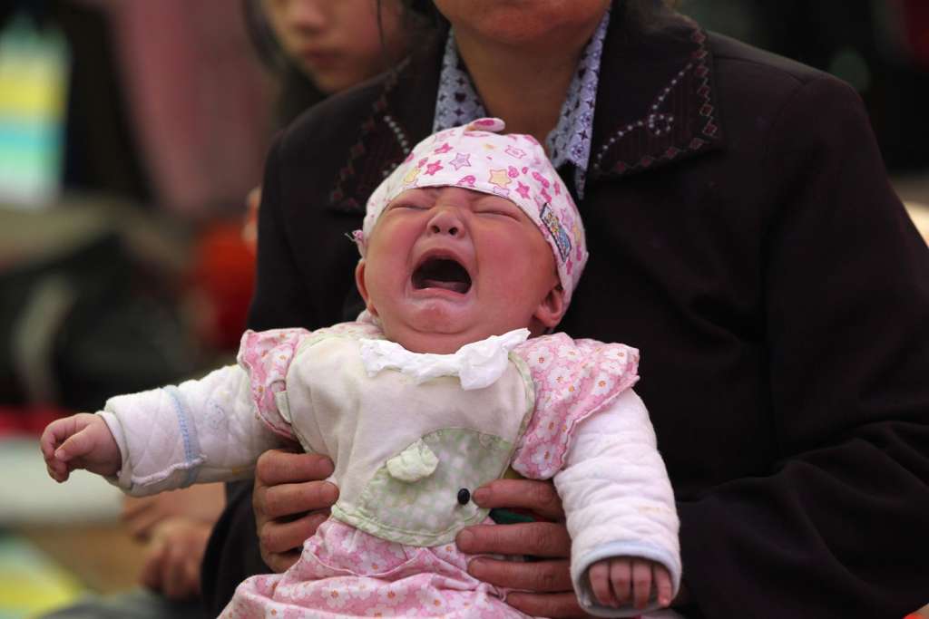 Jovem chinês vende filha de 18 dias para comprar um iPhone e uma moto