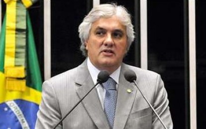 Delcídio diz ser falsa notícia de delação contra Dilma na ÉPOCA