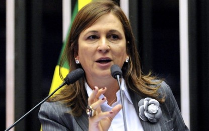 Ministra do PMDB, Katia Abreu vai ficar no governo