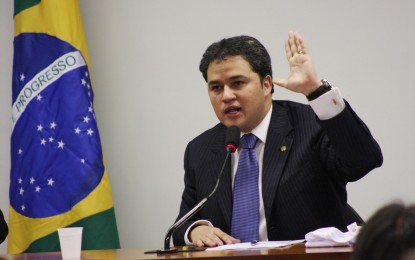 Efraim Filho critica prefeito de JP por sua posição em relação a impeachment: “o PT não saiu de Cartaxo”