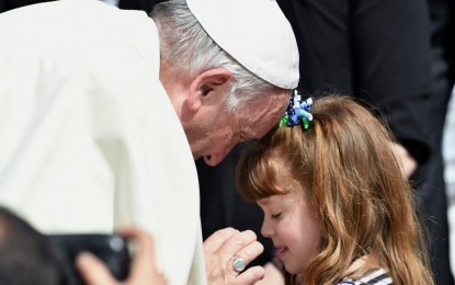 Lizzy, a menina que ficará cega e surda, conhece o Papa