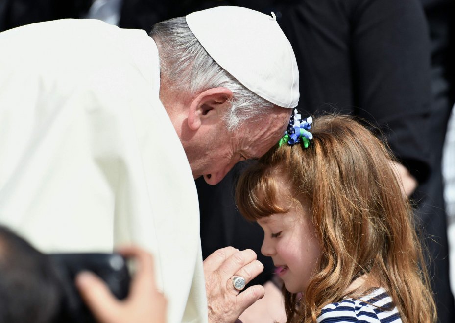 Lizzy, a menina que ficará cega e surda, conhece o Papa