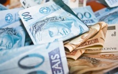 Salário mínimo em abril deveria ser de R$ 3.716,77, segundo Dieese