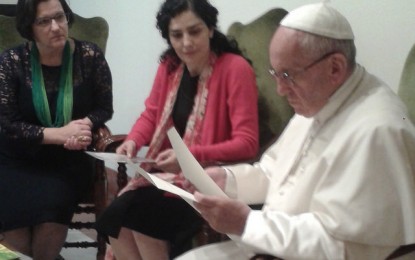 Papa recebe Letícia Sabatella para falar de golpe no Brasil