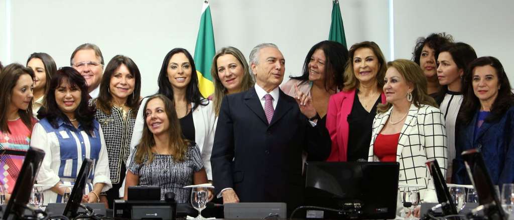 Temer promete que irá criar ministério para mulheres