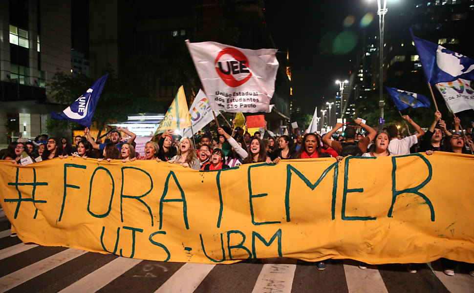 Em encontro com senadores, Dilma avalia chance de reverter afastamento