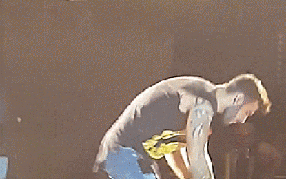 Gusttavo Lima é atingido por celular na cabeça em show: “Que pancada”