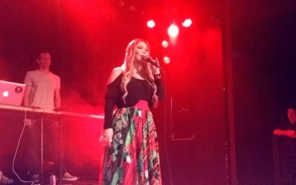 VEJA VÍDEO – Cantora famosa leva choque e cai lindamente no palco durante show