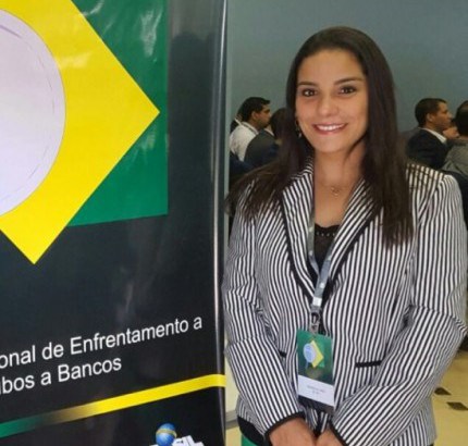Delegada 007 viaja em avião da TAM, reconhece e prende 03 assaltantes de bancos