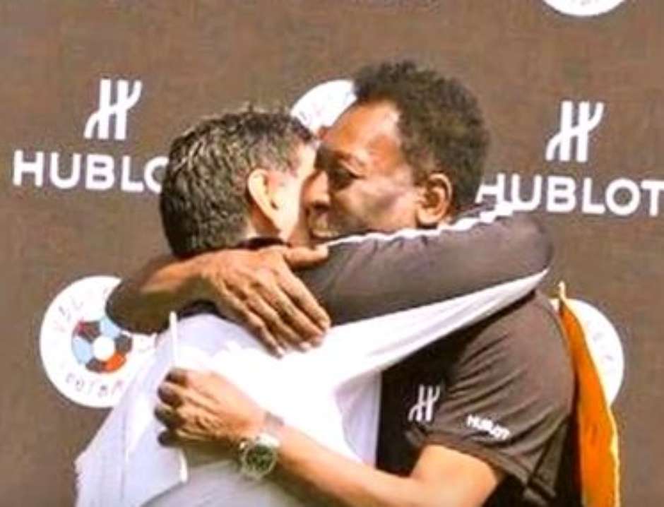 PAZ ENTRE REIS: Pelé e Maradona se abraçam na França e prometem fim de briga