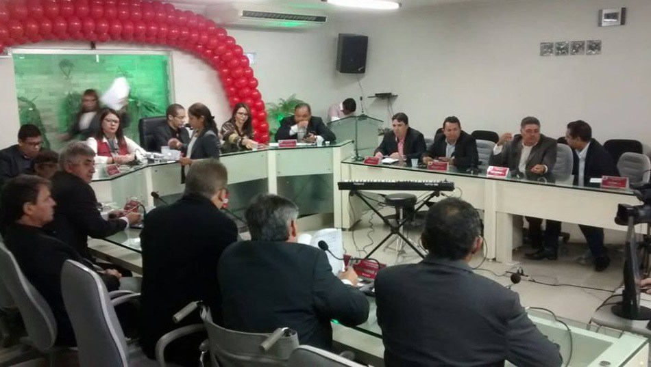 Vereadores de Guarabira vetam reajuste salarial de prefeito