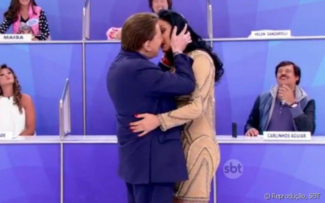Silvio Santos tenta beijar Helen Ganzarolli na TV: “Posso fazer cenas de amor?