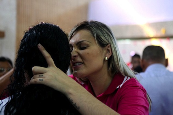 Andressa Urach viaja o país fazendo exorcismo e sonha ser missionária na África