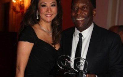 Pelé anuncia casamento com empresária em cerimônia íntima