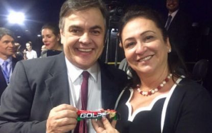 DEBOCHE: Cássio agrada colegas distribuindo chocolate “Golpe” no Senado Federal