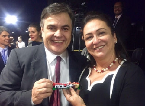 DEBOCHE: Cássio agrada colegas distribuindo chocolate “Golpe” no Senado Federal