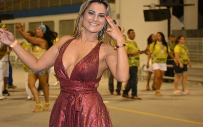 Criei minhas três meninas fazendo pornô