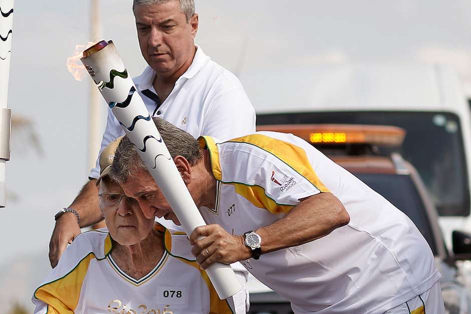 De cadeira de rodas, Zagallo emociona ao desfilar com tocha