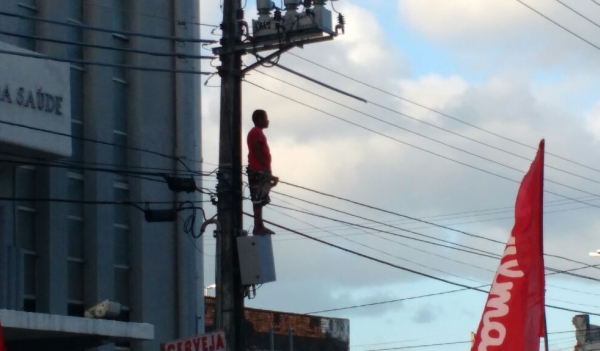 FLAGRANTE – Homem morre eletrocutado ao subir em poste para ver Dilma, veja vídeo