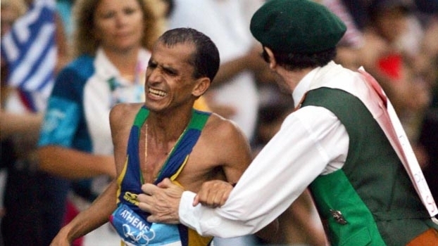 Padre que atacou Vanderlei diz que atleta deve desculpas por ter acendido pira olímpica