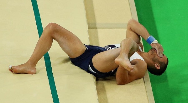 CENA FORTE – Após quebrar a perna, vídeo mostra ginasta sendo derrubado em maca por paramédicos da Rio 2016