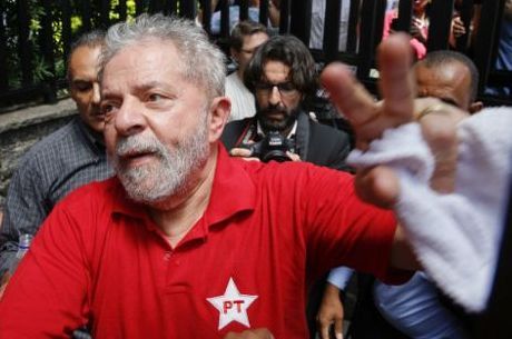 Policia Federal encontra sala-cofre com joias, medalhas e obras de arte de Lula