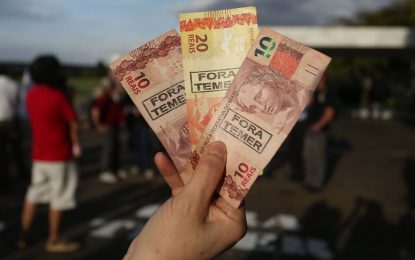 Manifestantes usam notas carimbadas com ‘Fora, Temer’ após impeachment