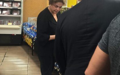 ROTINA NORMAL: Dilma é clicada enquanto fazia compras em supermercado