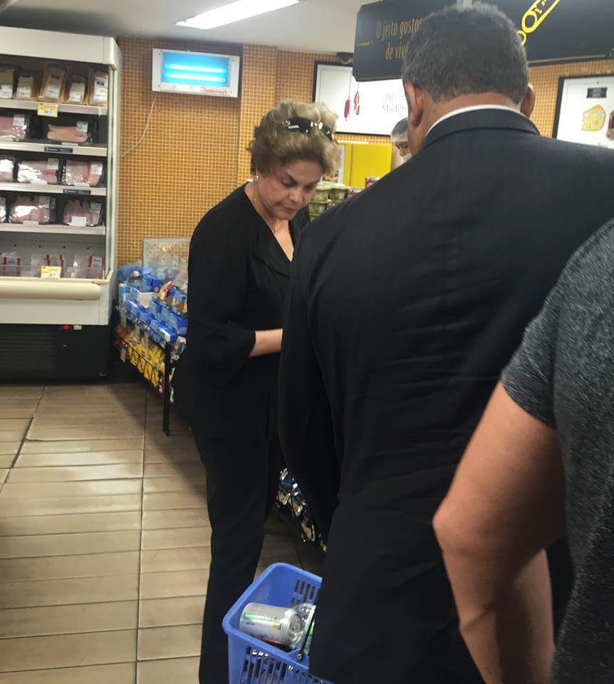 ROTINA NORMAL: Dilma é clicada enquanto fazia compras em supermercado