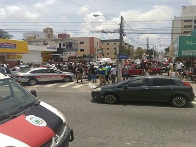 VEJA VÍDEO – Perseguição policial termina com colisão, troca de tiros e uma pessoa presa na capital