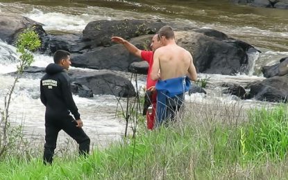 Em uma sessão de fotos, jovem tenta salvar noivo que caiu em cachoeira e morre afogada