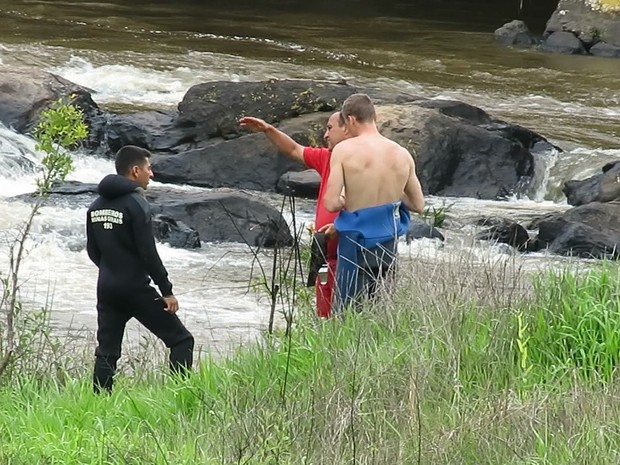 Em uma sessão de fotos, jovem tenta salvar noivo que caiu em cachoeira e morre afogada